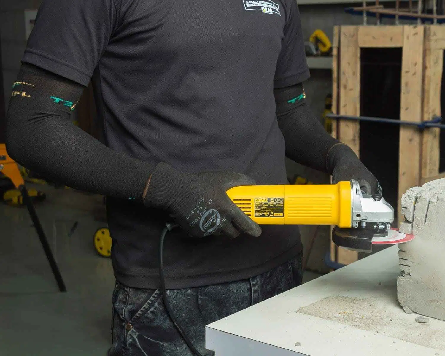 DEWALT Angle Grinder DWE4115-IN 950W (125mm) - Image 6
